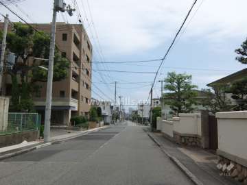 敷地西側の前面道路