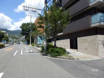 敷地の西側は4車線の通りに面しています。