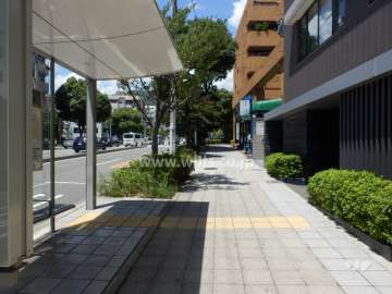 エントランス目の前にバス停があります。