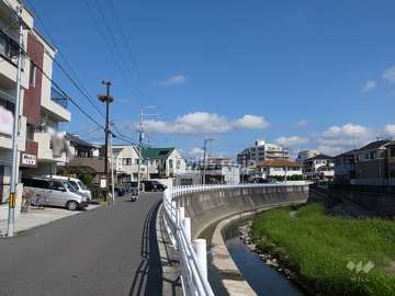 敷地の東側には千里川が流れています。