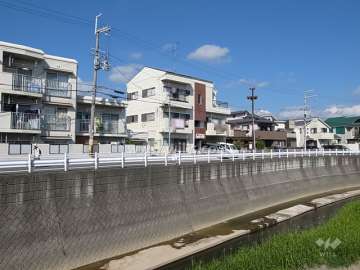 周辺はマンションと一戸建てが混在する静かな住宅地です。