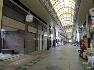 敷地東側の前面道路。甲南本通商店街です。