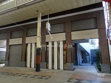 甲南本通商店街に面した1階部分ファサード