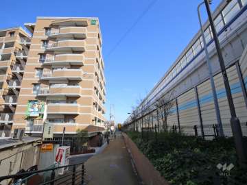 敷地内の南側には国道43号線、阪神高速3号神戸線が走っています。