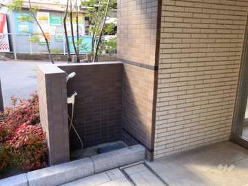 エントランス前にペット足洗い場があります。