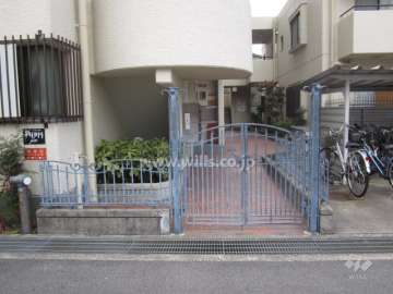 敷地入り口（門扉付き）