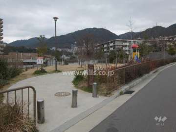 敷地に隣接する小さな公園