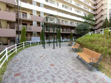 敷地内にはベンチがあります。