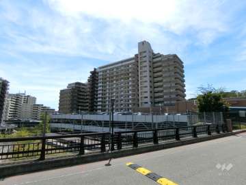 リビオ六甲高羽ガーデンスクエアの遠景。周辺は一戸建てがあり、山や森などにも囲まれた住宅地です。