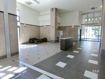 エントランスホールには談話スペースが設けられています。