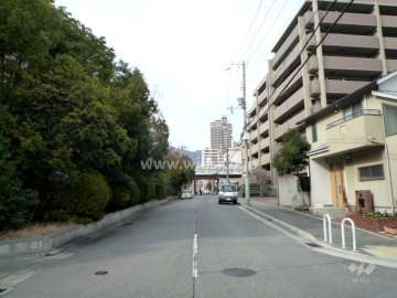 敷地西側の前面道路