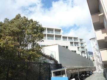 ジークレフ六甲の丘の外観（南西側から）。D棟です。