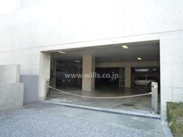 駐車場出入り口にはロボットゲートが設置されています。