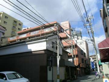 敷地東側は旧能勢街道に面しています。