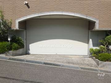 駐車場出入り口（シャッター付き）
