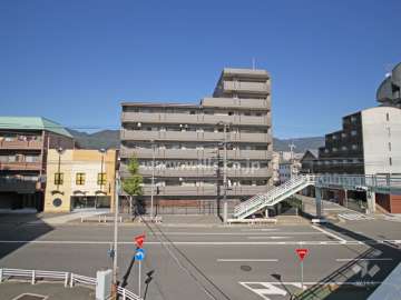 アベルティ灘の遠景。敷地南側には国道2号線が走っています。