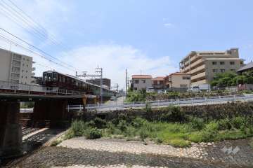 敷地から南側へ約30ｍの距離に阪急電鉄神戸線が通っています。