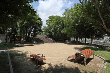 敷地から北東側へ約50ｍの距離に「篠原公園」があります。