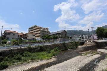 アルファステイツ六甲篠原の遠景。敷地から東側へ約30ｍの距離に都賀川が流れています。