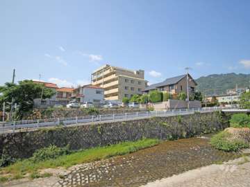 アルファステイツ六甲篠原の遠景。敷地に東側には都賀川が流れています。