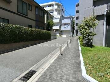 敷地西側の前面道路