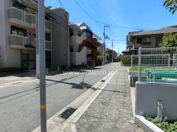 敷地南側の前面道路