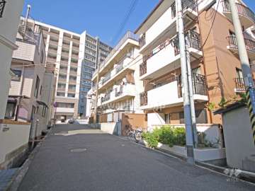 敷地西側の前面道路