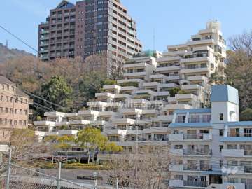 カサベルデ六甲の遠景(敷地西側の六甲川対岸から)