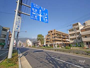 敷地西側の前面道路