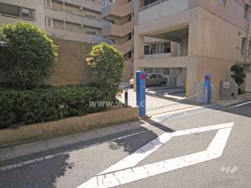 駐車場出入り口（ロボットゲート付き）