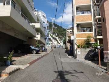 敷地東側の前面道路（南側から）