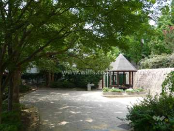 雲雀丘山手公園に隣接しています。