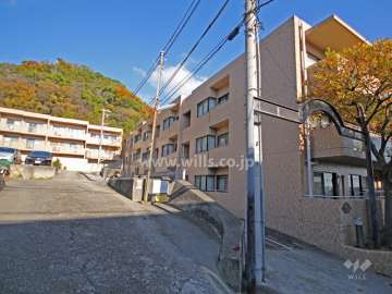グランドメゾン六甲箕岡の外観(南西側から)