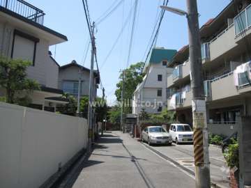 敷地南側の前面道路。静かな住環境です。