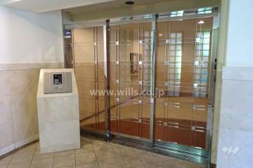 エントランスはオートロック付きです。