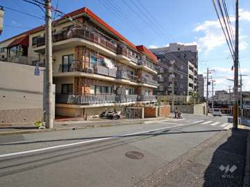 敷地西側の前面道路