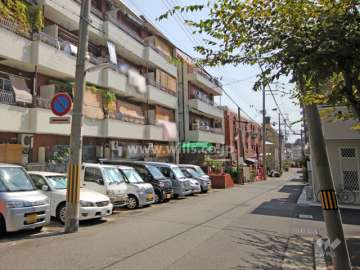 敷地西側の前面道路
