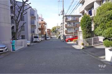 敷地北側の前面道路（東側から）。周辺は区画の整った閑静な住宅地です。