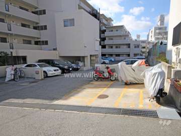 敷地内駐車場とバイク置場
