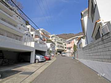 敷地東側の前面道路