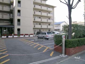 駐車場の入口はロボットゲート付きです。