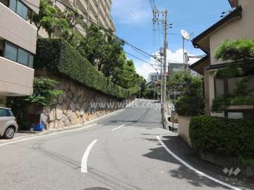 敷地南側の前面道路