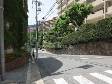 敷地南側の前面道路