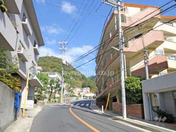 敷地西側の前面道路
