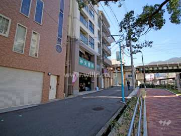 敷地東側の前面道路。すぐ北側を阪急神戸線が走っています。