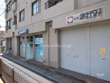 建物1階東部分は店舗になっています。