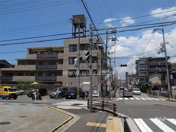 交差点に面しています。