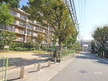 敷地西側の前面道路。敷地隣接して小さな公園があります。