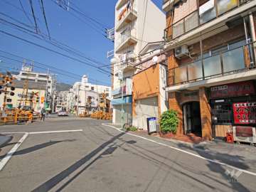 敷地西側の前面道路