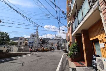 敷地西側の前面道路